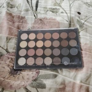 Urban outfitters 28 color eyeshadow palette